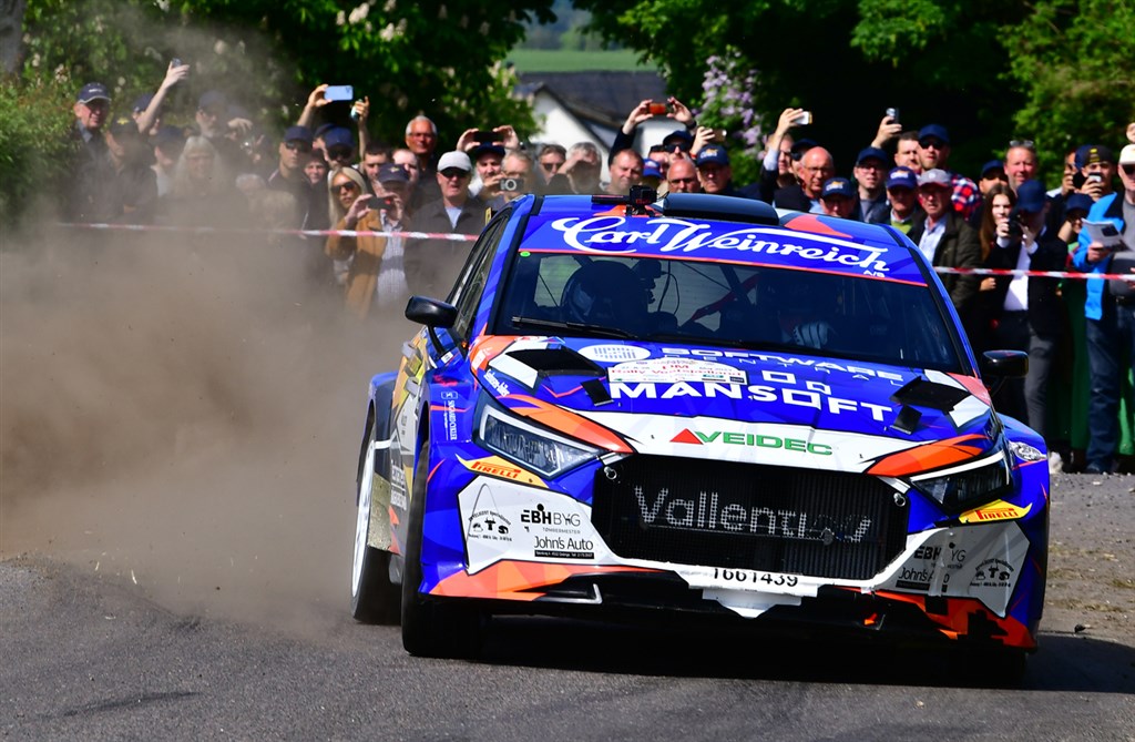 På rallyets afsluttende prøve i Tåderup kæmpede Simon Vallentin og Kenneth Madsen om at sætte tiden og score fem ekstra point, men lige fra start til mål brugte de alt, hvad der var at køre på og svæve over.
(Foto: Morten Dam)